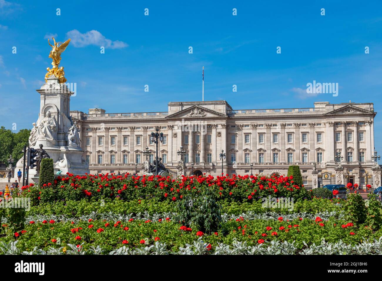 Sommerblumen vor dem Buckingham Palace in London, Großbritannien. Stockfoto