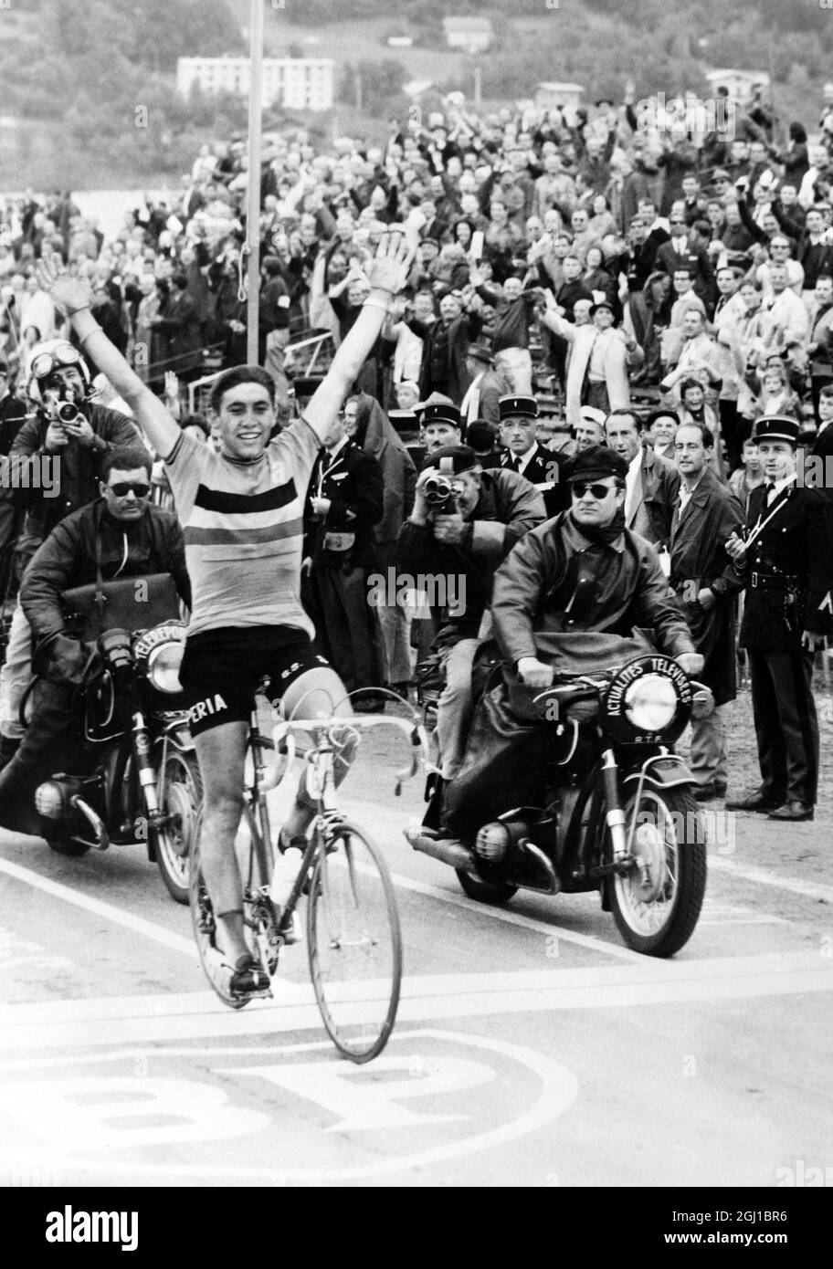 5. SEPTEMBER 1964 Eddy Merckx aus Belgien überquert die Linie, um das Amateur-Weltmeisterschafts-Straßenrennen der Männer in Sallanches, Frankreich, zu gewinnen. Stockfoto