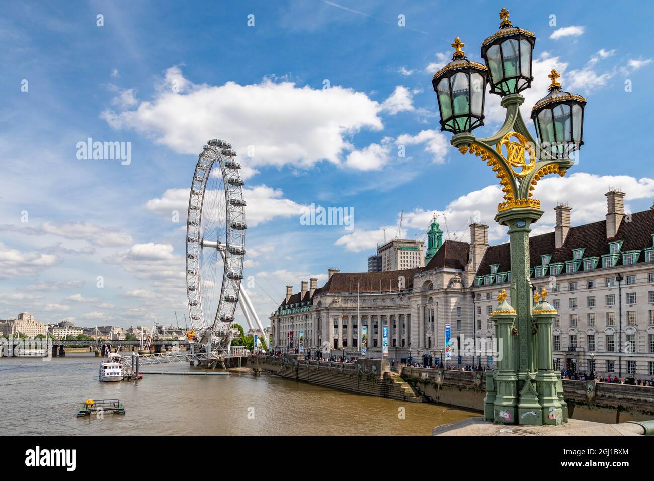 Das London Eye und der legendäre britische Laternenpfosten in London, England. Stockfoto