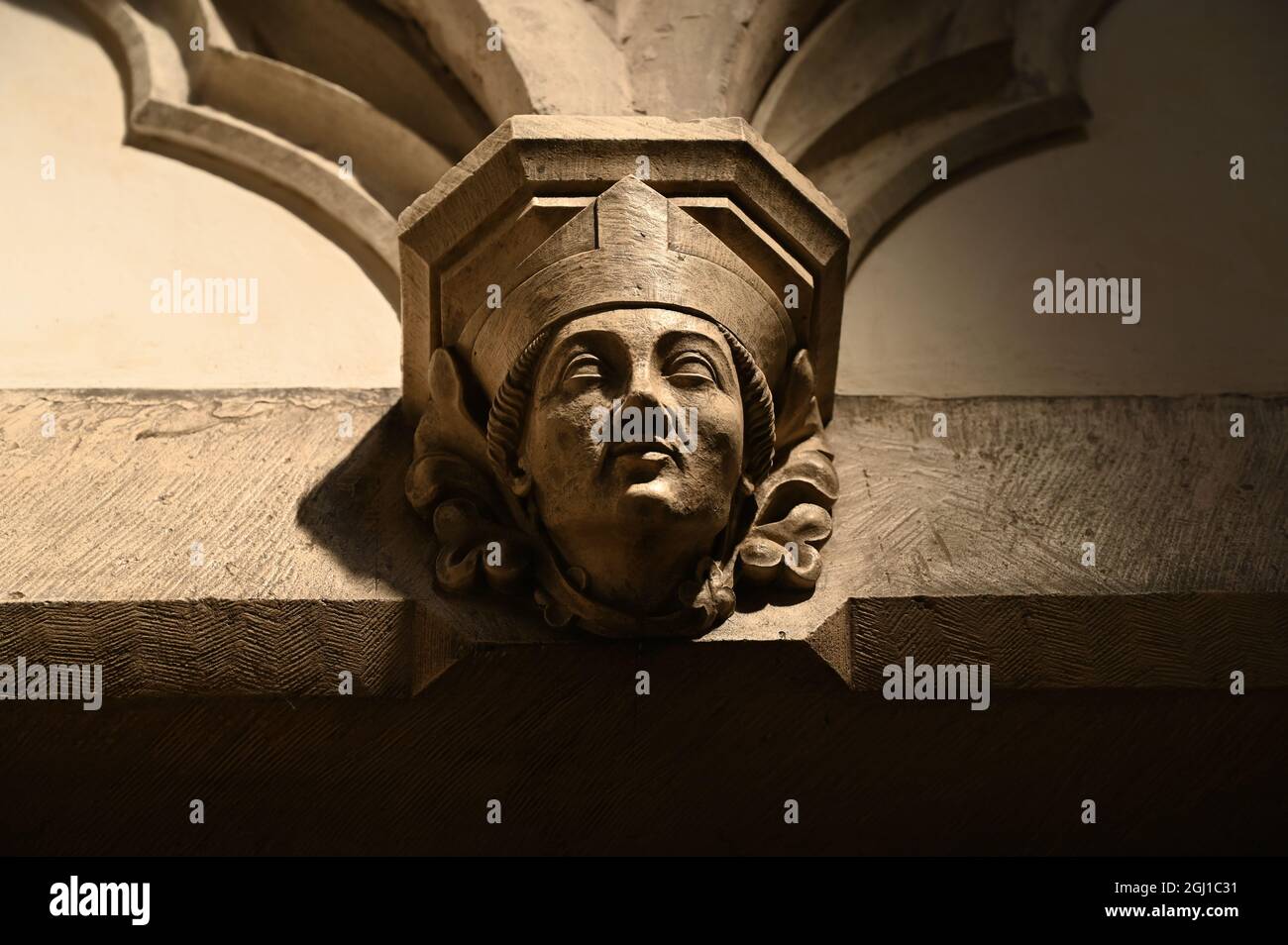 Skulptur eines jungen Gesichts in einer Kirche Stockfoto