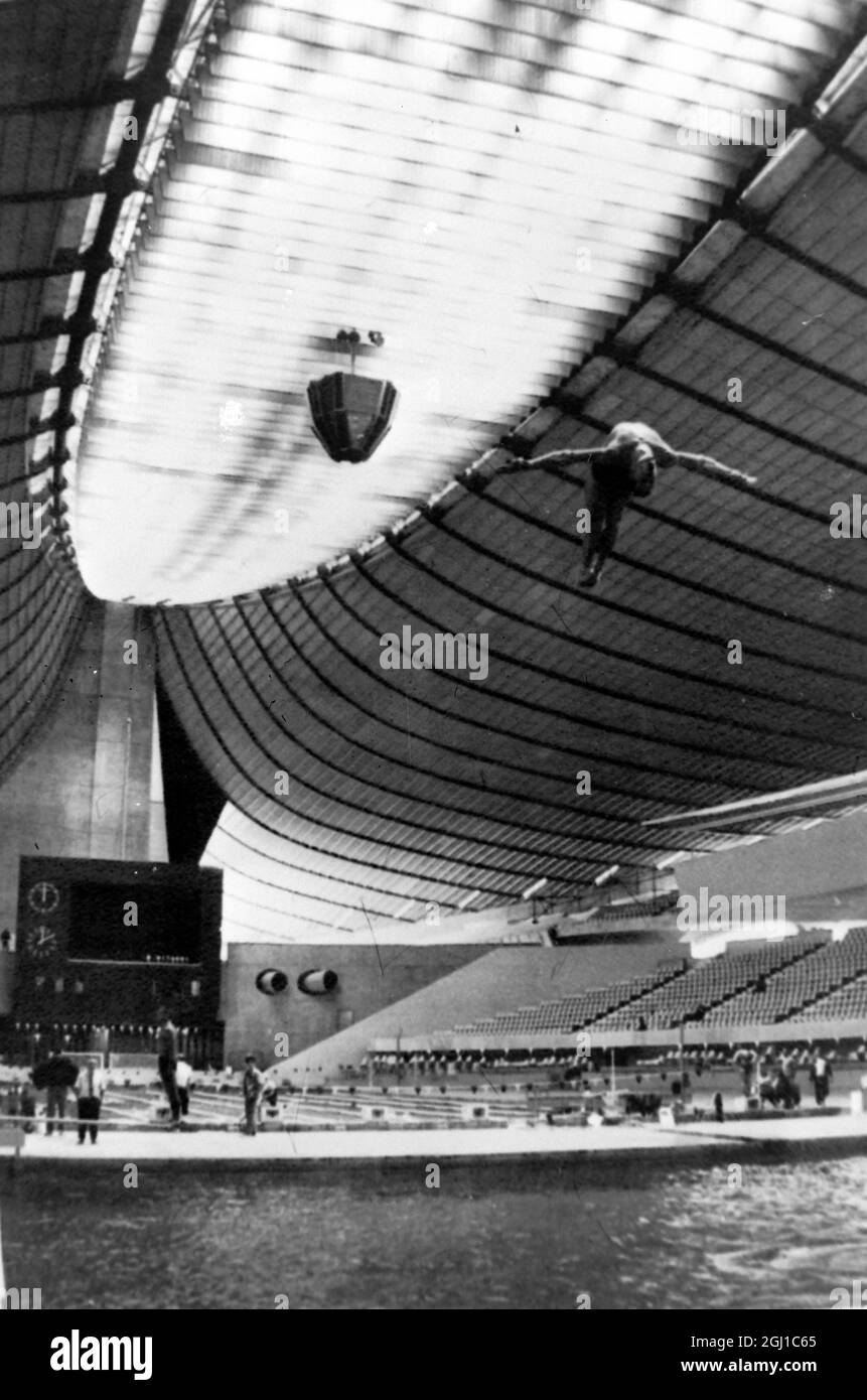 DIVER HANS DIETER POPHAL TAUCHT BEI OLYMPISCHEN SPIELEN IN TOKIO, JAPAN, OLYMPISCHEN SOMMERSPIELEN/ ; 30. SEPTEMBER 1964 Stockfoto