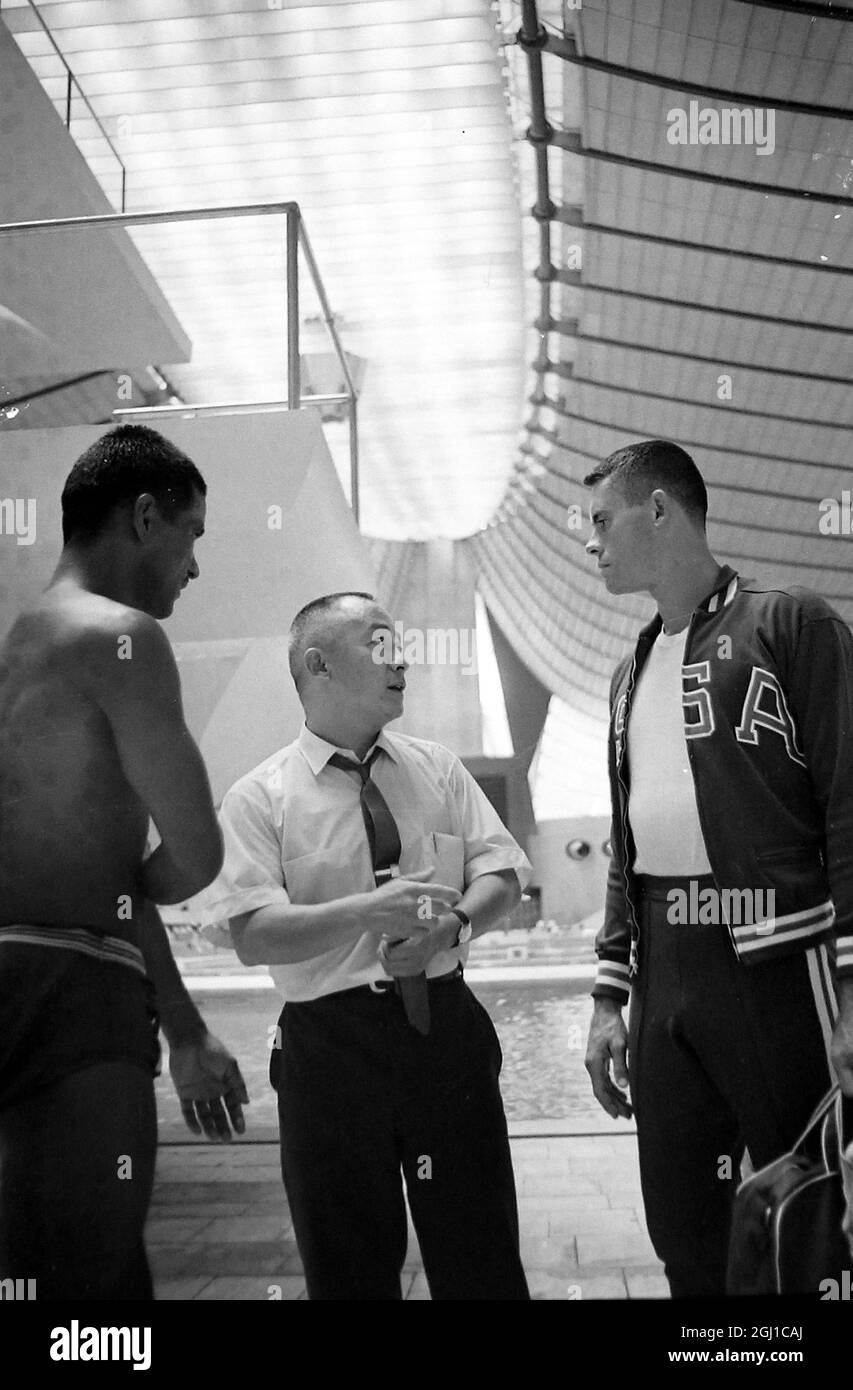 OLYMPISCHE SPIELE, OLYMPISCHE SPORTSPIELE - XVIII. OLYMPIADE IN TOKYO, JAPAN - LEE SAMMY MIT DIVERER BOB WEBSTER / ; 4. OKTOBER 1964 Stockfoto