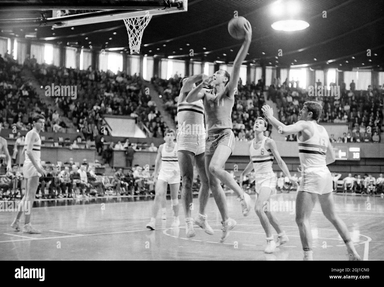 OLYMPISCHE SPIELE, OLYMPISCHE SPORTSPIELE - DIE XVIII 18. OLYMPIADE IN TOKYO, JAPAN - BASKETBALL-OLYMPIADE POLEN V UNGARN AKTION POAND GEWANN 56-53 ; 12 OKTOBER 1964 Stockfoto