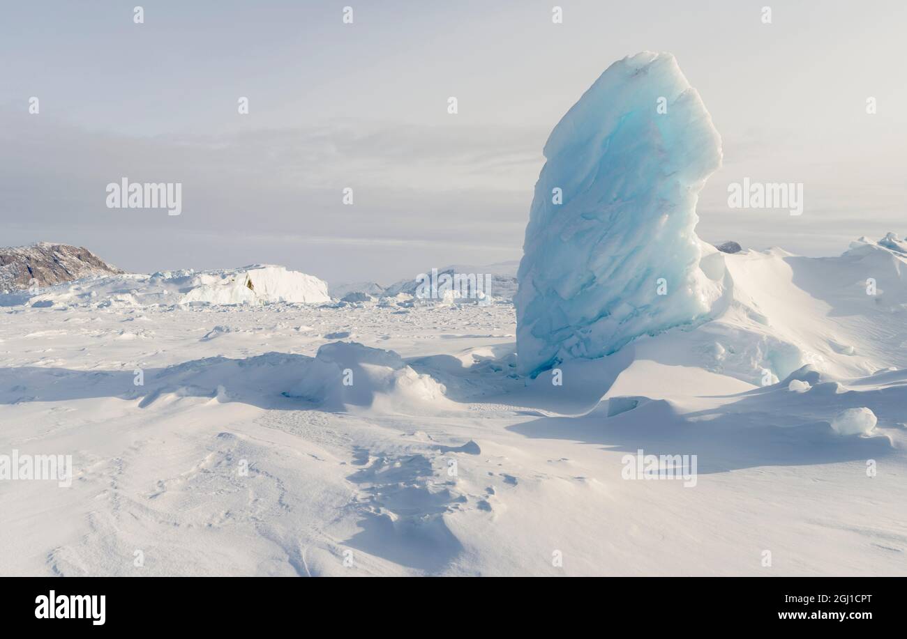 Eisberge erstarrten im Meereis des Uummannaq Fjord Systems in der Nähe von Ikerasak. Grönland, Dänemark. Stockfoto