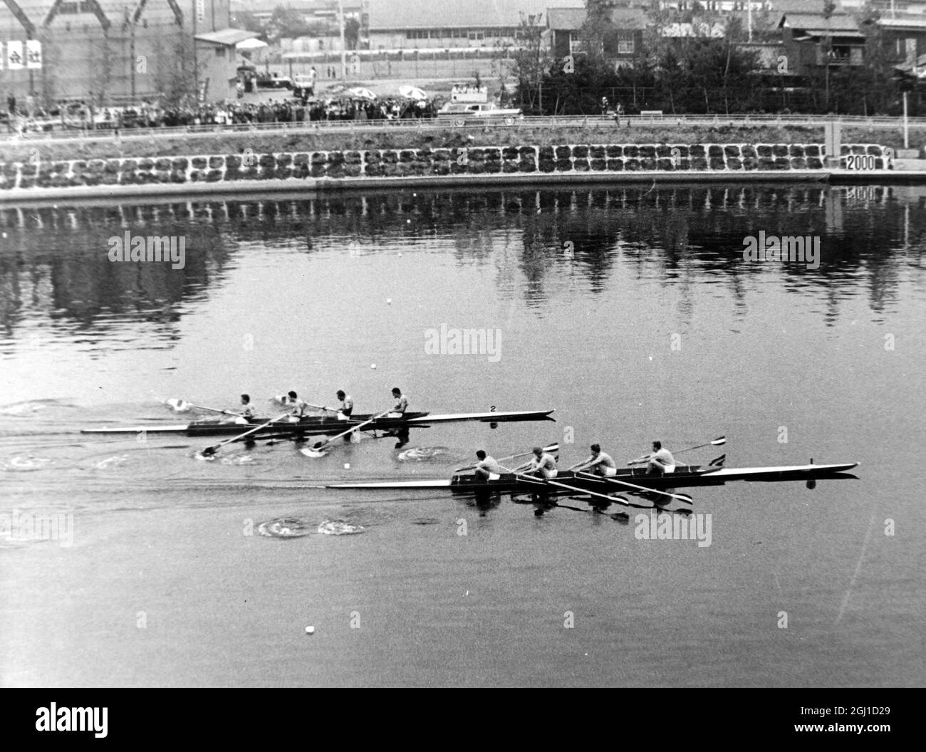 OLYMPISCHE SPIELE, OLYMPISCHE SPORTSPIELE - XVIII. OLYMPIADE IN TOKYO, JAPAN - RUDEROLYMPIADE HOLLAND COXLESS TEAM NÄHERT SICH ZIELLINIE ; 14. OKTOBER 1964 Stockfoto