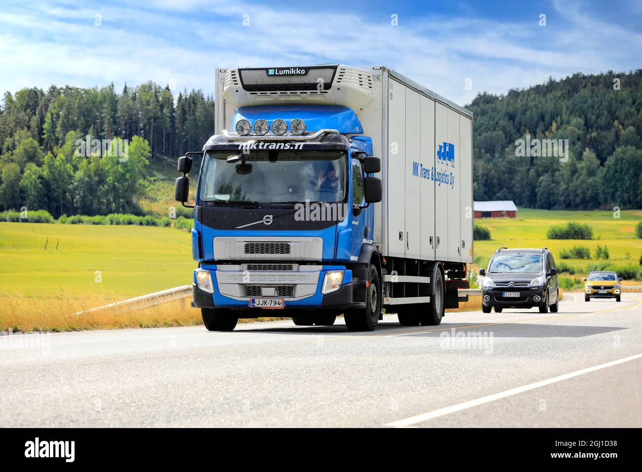 Blauer Volvo FE Kühltransportwagen im Verkehr, der an einem sonnigen Sommertag Waren liefert. Salo, Finnland. 23. Juli 2021. Stockfoto