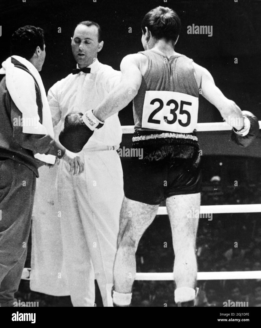 OLYMPISCHE SPIELE, OLYMPISCHE SPORTSPIELE - DIE XVIII 18. OLYMPIADE IN TOKYO, JAPAN - BOXOLYMPIADE FEDERGEWICHT LOREN ARGUMENTIERT REF NACH GESTOPPT ; 16. OKTOBER 1964 Stockfoto