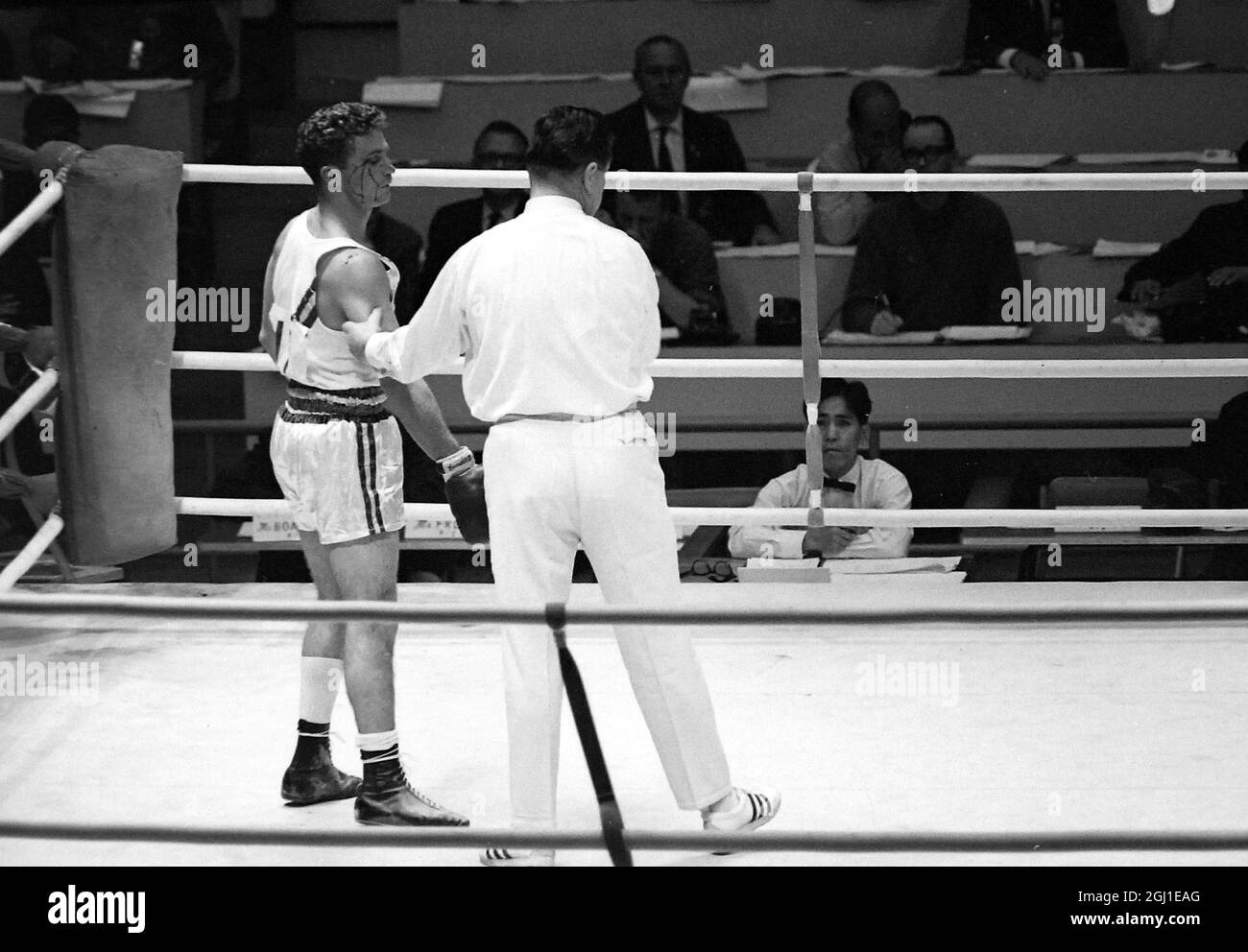 OLYMPISCHE SPIELE, OLYMPISCHE SPORTSPIELE - DIE XVIII 18. OLYMPIADE IN TOKYO, JAPAN - BOXOLYMPIADE LIGHT MIDDLE REF STOPPT BARBER V GONZALES ; 21. OKTOBER 1964 Stockfoto
