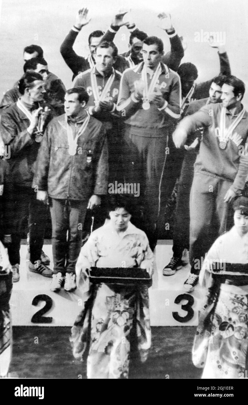OLYMPISCHE SPIELE, OLYMPISCHE SPORTSPIELE - XVIII. OLYMPIADE IN TOKYO, JAPAN - SIEGER AUF DEM PODIUM - 22. OKTOBER 1964 Stockfoto
