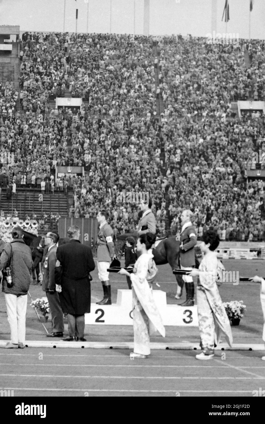 OLYMPISCHE SPIELE, OLYMPISCHE SPORTSPIELE - XVIII 18. OLYMPIADE IN TOKYO, JAPAN - MEDAILLE PODESTPRÄSENTATION OLYMPISCHE SPIELE EQESTRIAN DORIOLA MIT NAG LUTEUR ; 25. OKTOBER 1964 Stockfoto