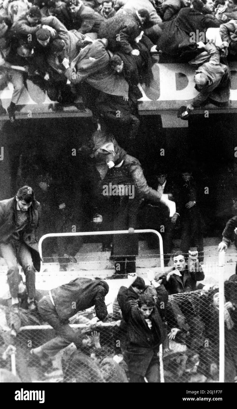 20. DEZEMBER 1964 50 Menschen wurden verletzt, als sie vom Balkon fielen, nachdem eine Leitplanke im neuen Fußballstadion Ali Sami Yen in Istanbul, Türkei, einstürzte. Stockfoto