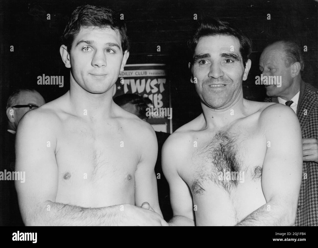 Das Einwiegen von Vic Andreetti (rechts) und Jaime Aparici für den Leichtbau-Wettbewerb 8 am 11. Dezember 1962 Stockfoto