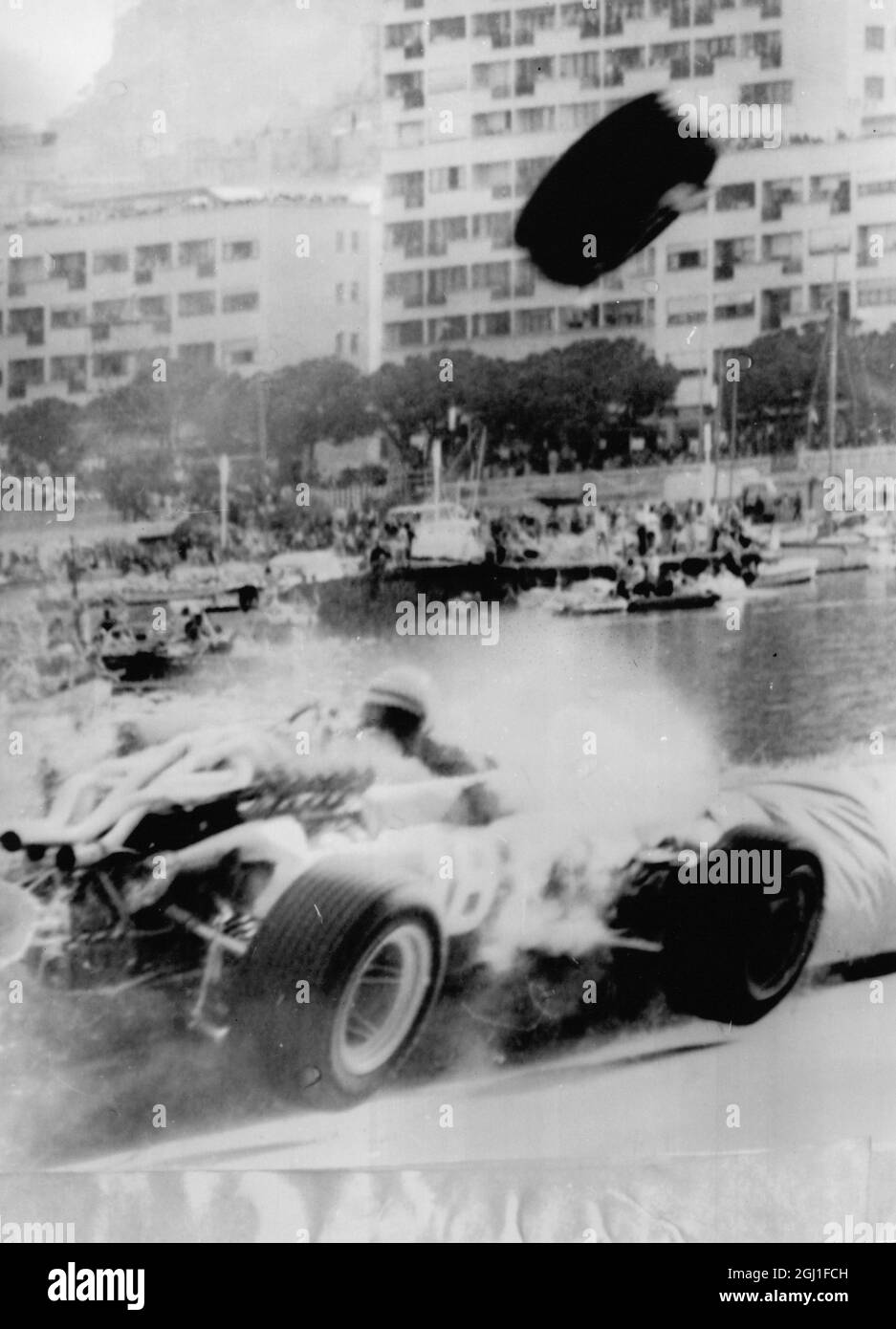 Lorenzo Bandini der italienische Rennfahrer stürzte seinen Ferarri in eine Wand aus Strohballen, bevor er beim 25. Grand Prix vom 8. Mai 1967 den Anführer Hulme stürzte und in Flammen aufging Stockfoto