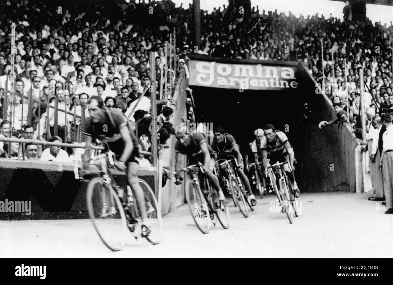 Das erste Spiel des internationalen Radrennens im Parc des Princes Stadium Pariis wird von dem italienischen Radsportmeister Gino Bartali 1949 geführt Stockfoto