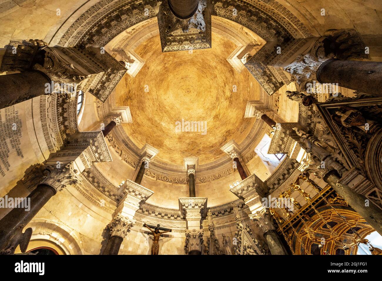 SPLIT, KROATIEN - 18. JUNI 2018: Blick auf die Kuppel der Kathedrale St. Domnius in Split, Kroatien Stockfoto