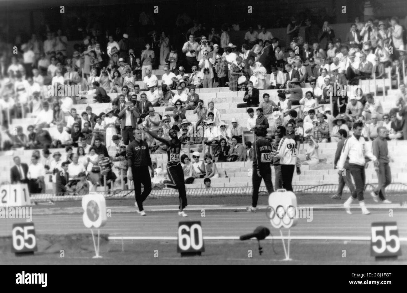 Bob Beamon nahm an einer Leichtathletik-Veranstaltung bei den Olympischen Spielen in Mexiko-Stadt Teil, nachdem er den Welt- und olympiarekord im Weitsprung der Männer 1968 gebrochen hatte Stockfoto