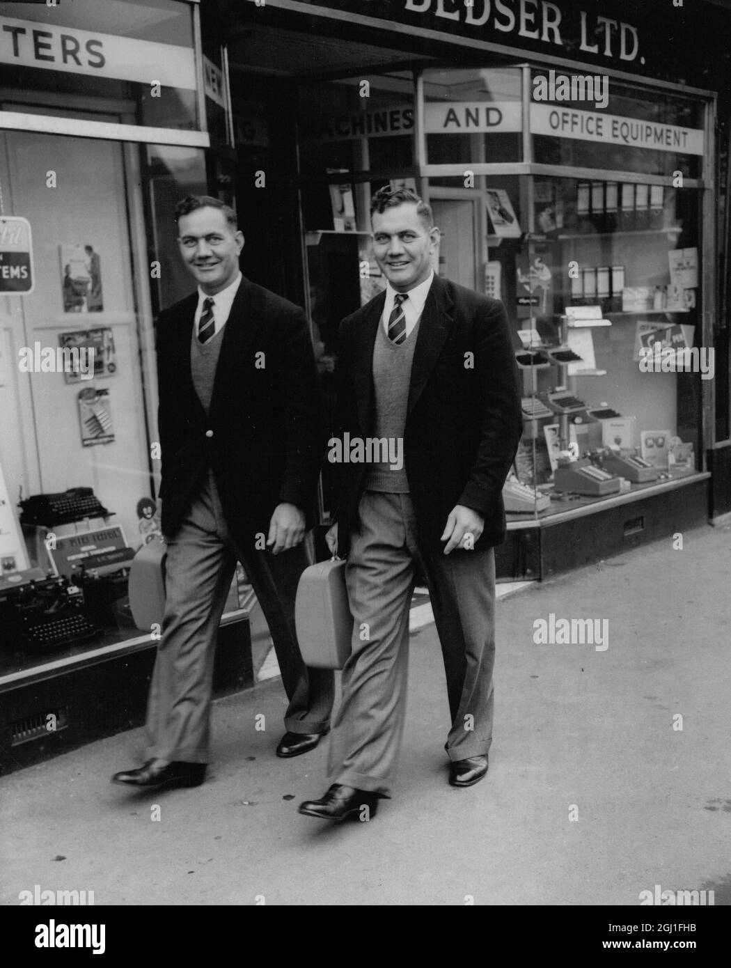 Die Cricketspieler Eric und Alec Bedser verlassen ihren Schreibmaschinenladen in Woking Surrey, um auf Cricket Tour 1955 zu gehen Stockfoto