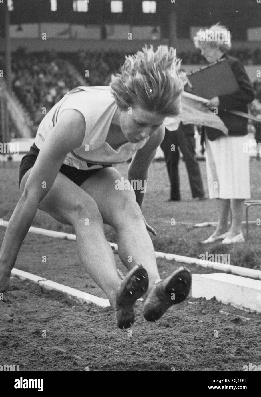 Mary Denise Rand , MBE , ( geb.Bignal ) ( geboren 10. Februar 1940 ) ist eine ehemalige englische Leichtathletik- und -Athleten . Sie gewann die Goldmedaille im Weitsprung bei den Olympischen Sommerspielen 1964, indem sie den Weltrekord brach und damit die erste britische Frau überhaupt wurde, die eine olympische Goldmedaille bei einem Leichtathletik-Event gewann Stockfoto