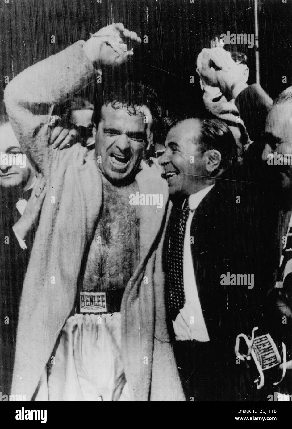 Marcel Cerdan aus Frankreich wurde von seinem Bruder Vincent beglückwünscht, nachdem er Weltmeister im Mittelgewicht wurde, als er Tony Zale am Ende der 11. Runde durch einen technischen K.O.-Sieg in Jersey City besiegte. September 1948 Stockfoto