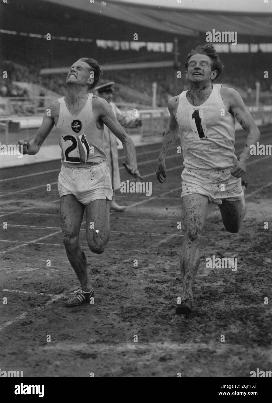 Foto-Finish '' zwischen Chris Chataway und G Ibbotson bei der 3 Meilen Veranstaltung bei der AAA jährlichen Meisterschaft in der weißen Stadt , Taktung 13 min 32 . 6 Sekunden . Ibbotson war der Gewinner. Juli 1956 Stockfoto