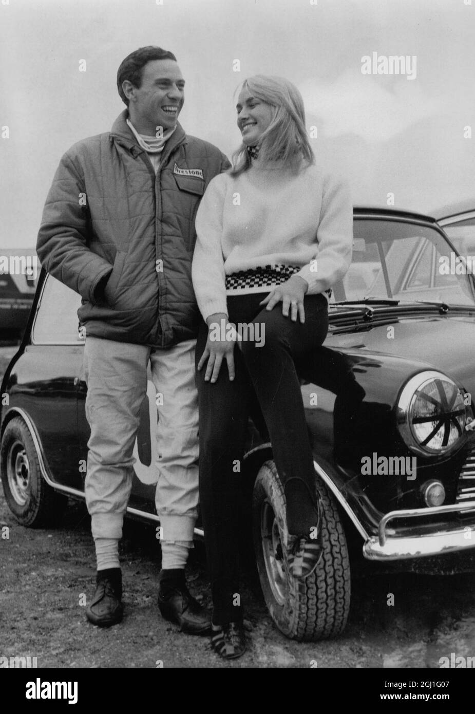Liana Engeman aus Amsterdam, Holland, nimmt sich eine Auszeit vom Training bei Brand Hatch, um mit dem ehemaligen Weltmeister Jim Clark zu sprechen, sie werden sich beim Rennen auf der Motor Show 200 am 27. Oktober 1966 gegenseitig bestiegen Stockfoto