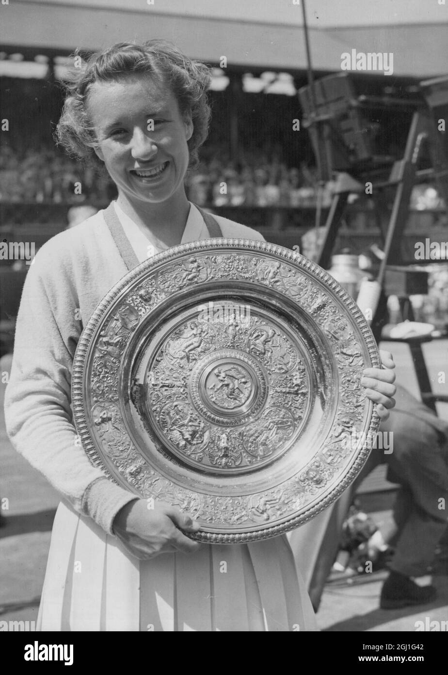 Maureen Connolly : 1934-1969 , amerikanische Tennisspielerin, Little Mo, wie sie bekannt war, hier gesehen, die die Meisterschaftsplatte hält, nachdem sie ihre amerikanische Kollegin Louise Brough auf dem Centre Court, Wimbledon, London, England, 5. Juli 1952 besiegt hatte Stockfoto