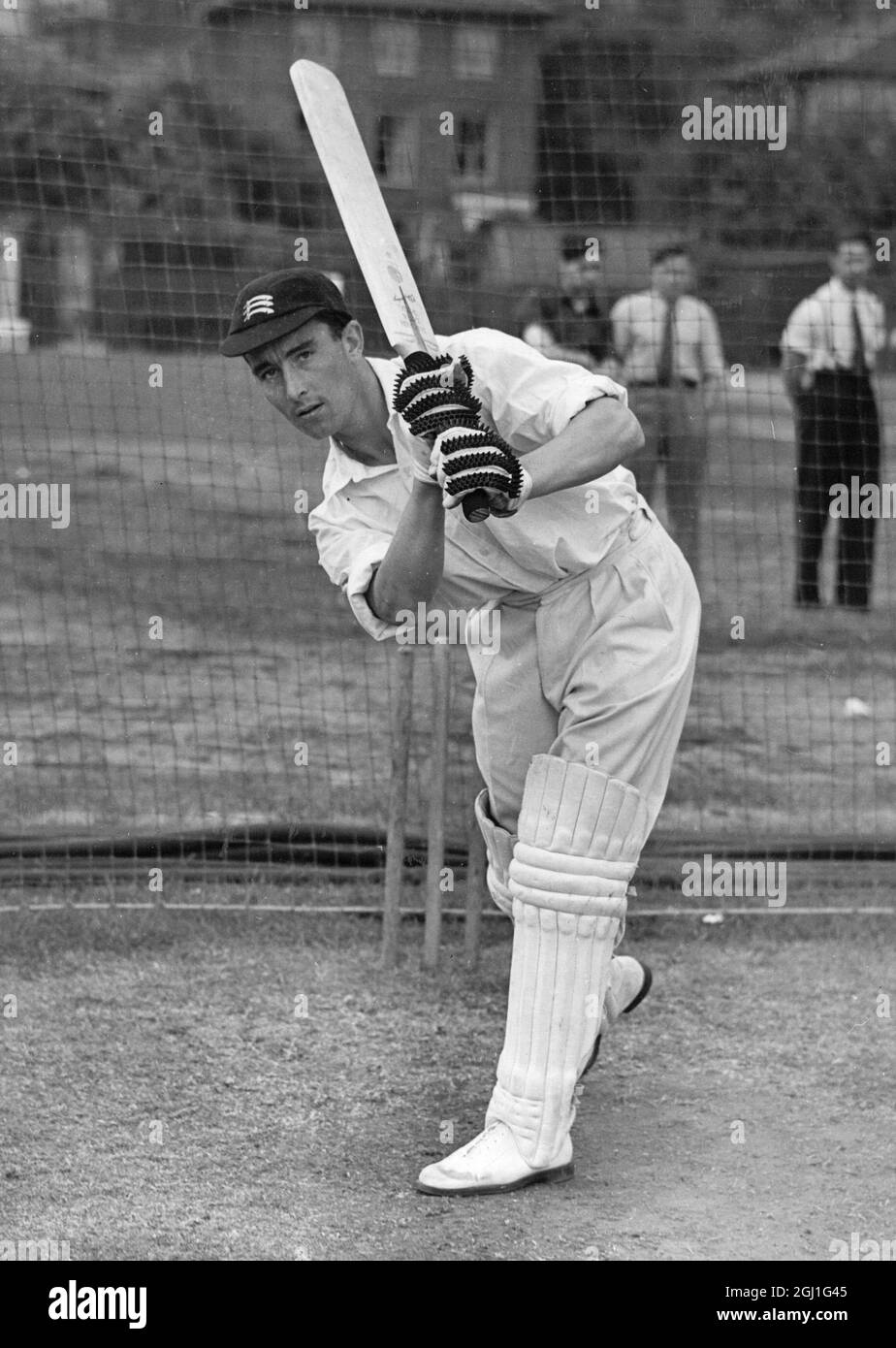 Denis Compton übt an den Netzen Stockfoto