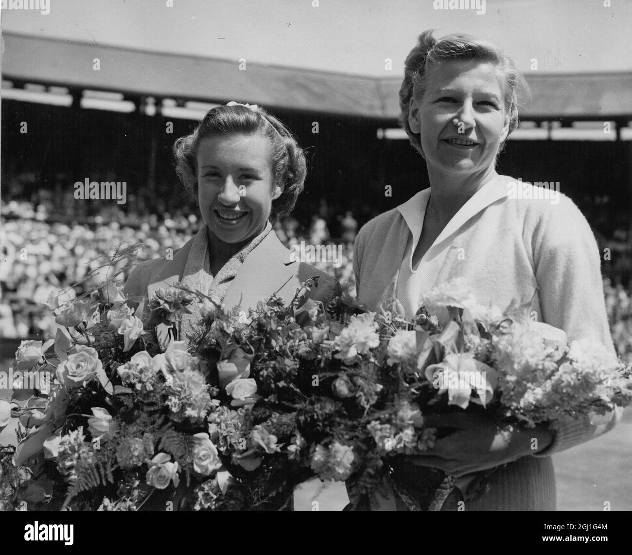Maureen Connolly : 1934-1969 , amerikanische Tennisspielerin, Little Mo, wie sie bekannt war, hier gesehen, die einen Blumenstrauß hält, nachdem sie ihre amerikanische Kollegin Louise Brough auf dem Centre Court, Wimbledon, London, England, geschlagen hat 5. Juli 1952 Stockfoto