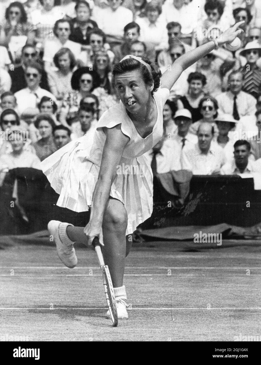 Maureen Connolly: 1934-1969, amerikanische Tennisspielerin, Little Mo, wie sie bekannt war, hier gesehen spielen im Finale der Wimbledon Lawn Tennis Championships, Wimbledon, London, England gegen Landsfrau Miss Doris Hart. 4. Juli 1953 Stockfoto
