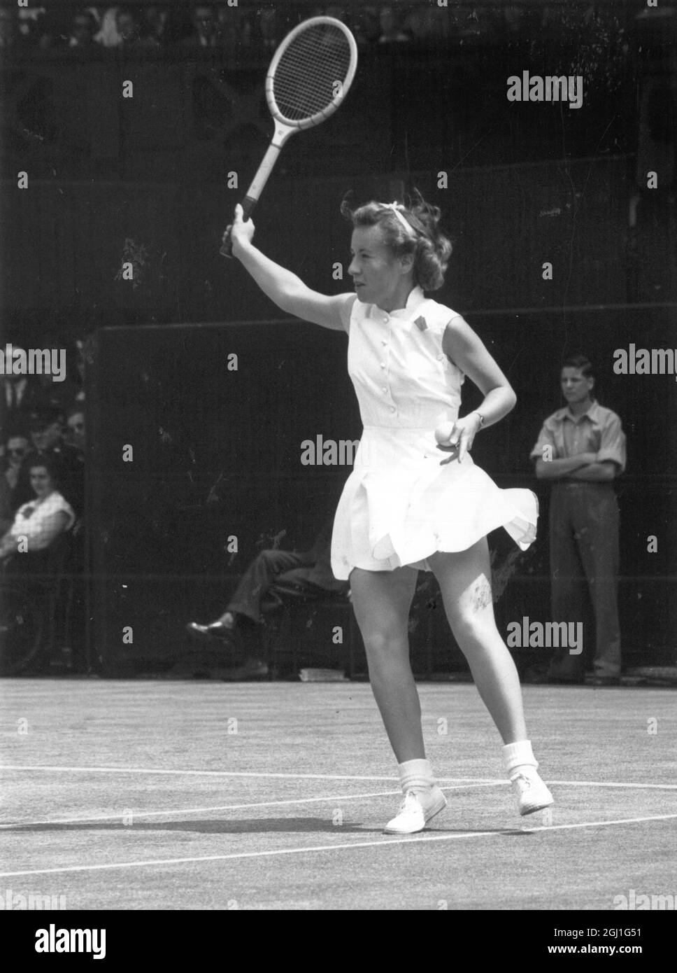 Maureen Connolly : 1934-1969 , amerikanische Tennisspielerin , Little Mo, wie sie bekannt war , hier gesehen spielen auf dem Mittelfeld in den Wimbledon Lawn Tennis Championships , Wimbledon , London , England gegen die britische Spielerin Angela Mortimer 25 Juni 1952 Stockfoto