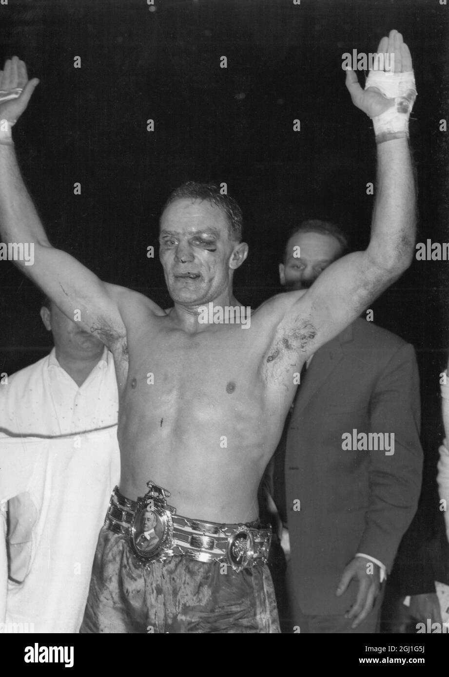 Der neue britische und Empire-Schwergewichtsmeister Henry Cooper trägt stolz seinen Lonsdale Belt, nachdem er die Titel von Brian London in seinem Kampf am Earls Court in London gewonnen hat. 12. Januar 1959 Stockfoto