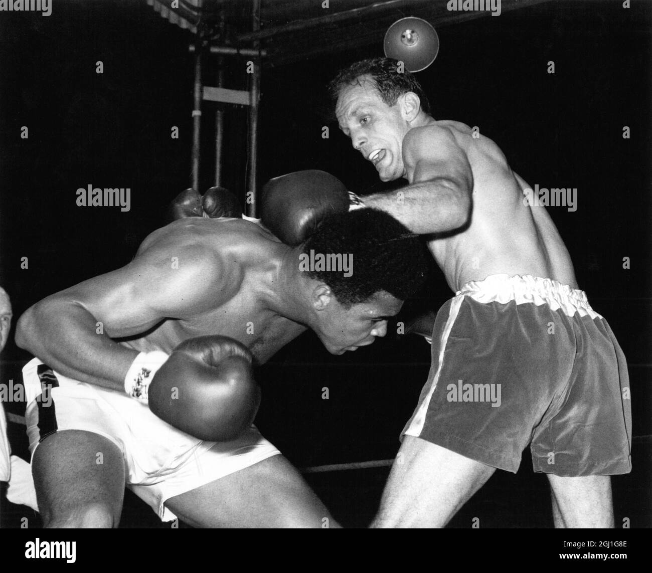 Cassius Clay (Muhammad Ali), Enten unter Henry Cooper' s links, um mit einem rechten zu folgen, während der zweiten Runde der World Heavyweight Championship. 21 Mai 1966 Stockfoto