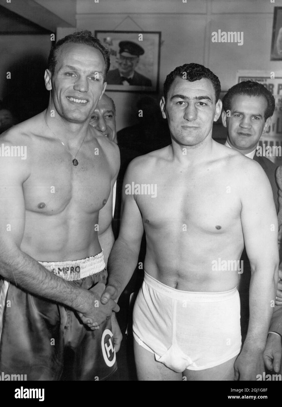 Henry Cooper (links) und Joe Erskine (rechts) an der Waage - heute Nachmittag für ihre britischen und Empire-Schwergewicht-Meisterschaften kämpfen am Londoner Earls Court heute Abend . 17. November 1959 Stockfoto