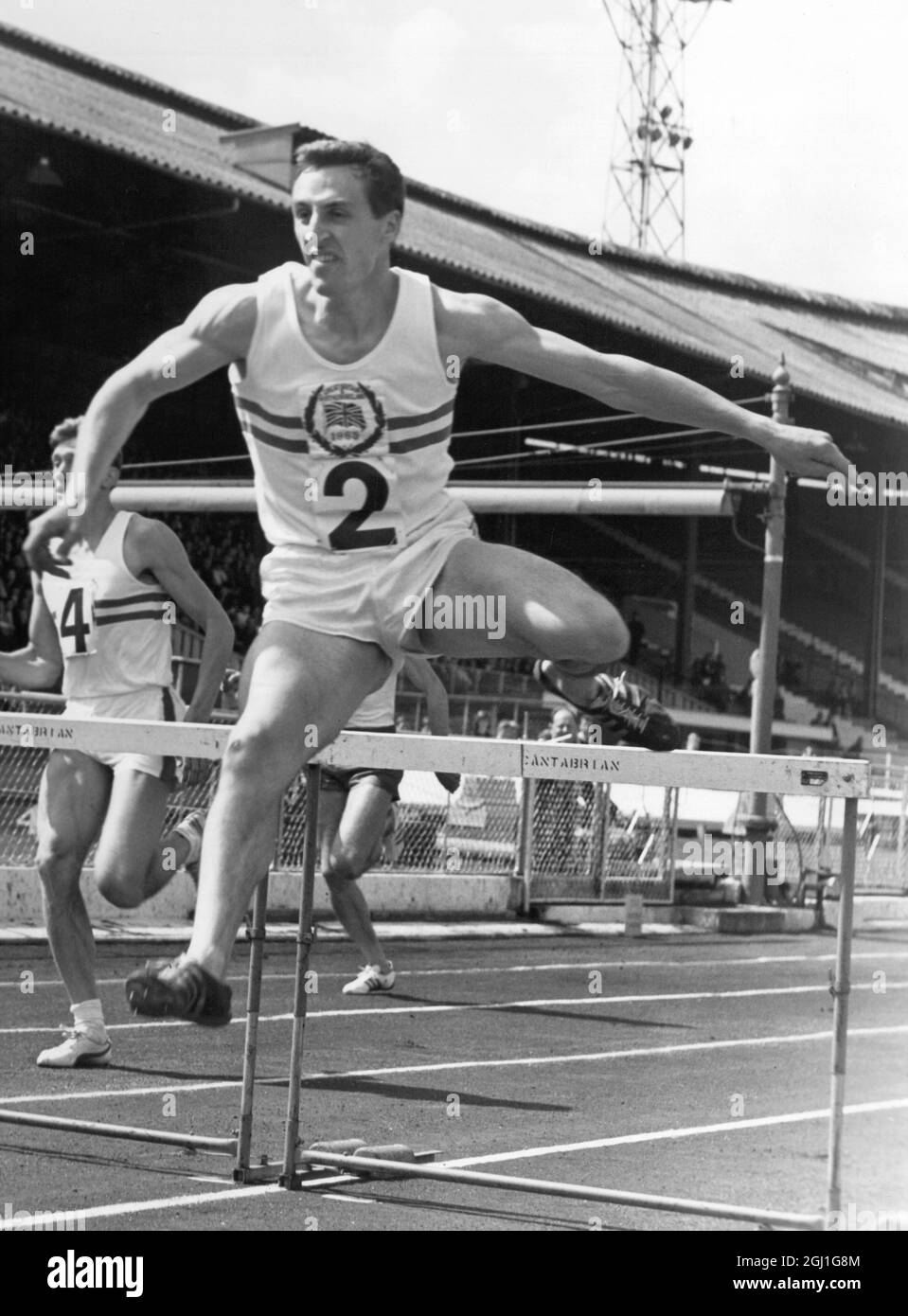 J Cooper aus Großbritannien gewinnt die 400-Meter-Hürde im White City Stadium in London. 31. Juli 1965 Stockfoto