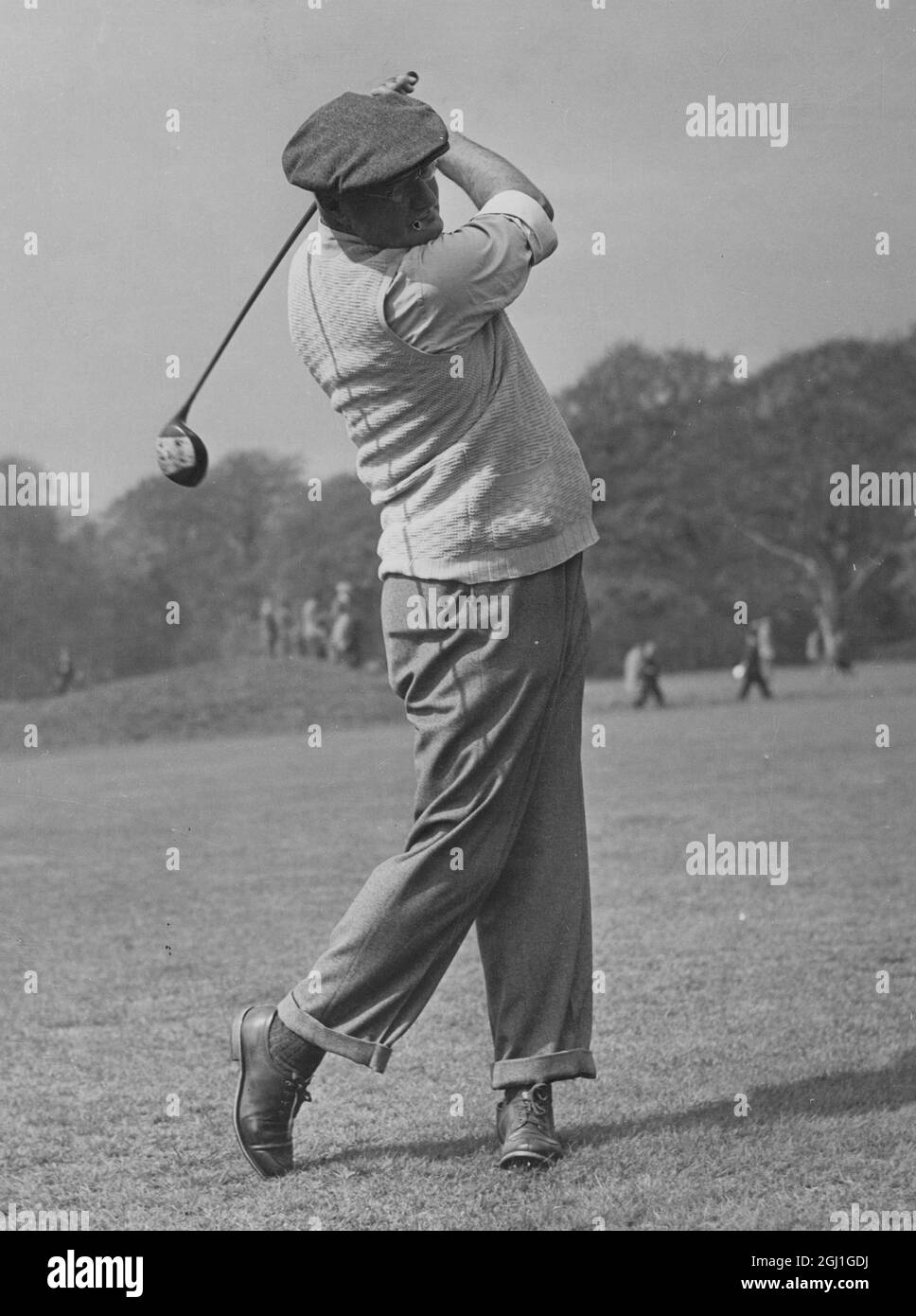 Brigadier A C Critchley spielt im Royal Mid Surrey Golf Club in Richmond 30 April 1946 Stockfoto