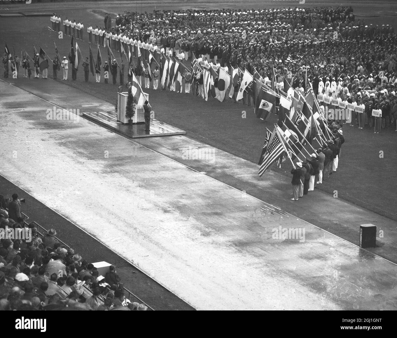 Helsinki; Eröffnung der XV. Olympiade in Helsinki, Finnland. Bei der Eröffnungsfeier im Leichtathletik-Stadion 1952 am 19. Juli 1952 werden die Flaggen aller konkurrierenden Nationen abgesenkt Stockfoto