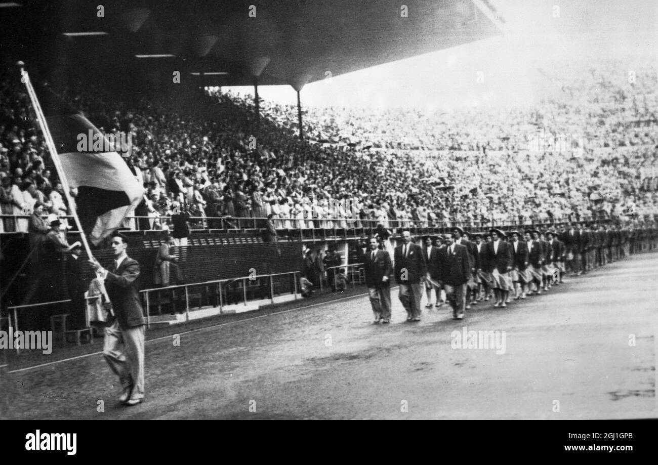 DEUTSCHLANDS S-OLYMPISCHES TEAM Helsinki: Deutschlands Mannschaft für die Olympischen Spiele 1952 marschiert hier bei der Eröffnungszeremonie an der Präsidentenbox vorbei. Juli 1952 Stockfoto