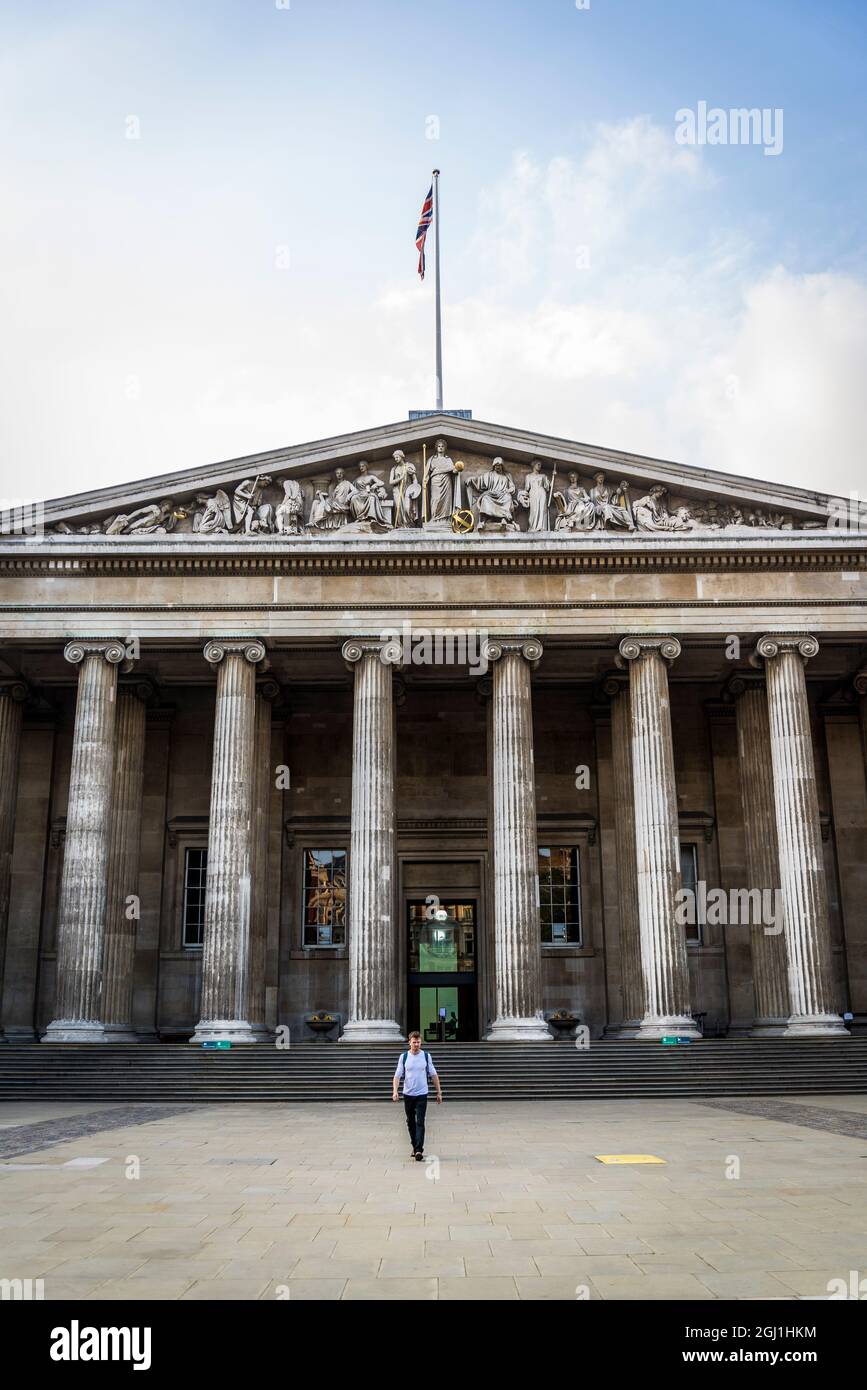 Hauptfassade des British Museum, einer großen öffentlichen Institution, die der Geschichte, Kunst und Kultur der Menschen gewidmet ist, London, England, Großbritannien Stockfoto