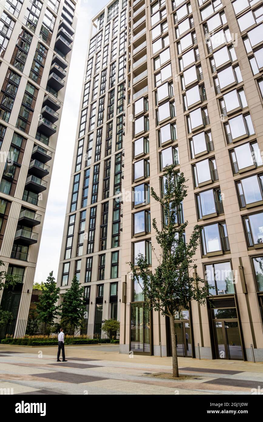 Neues Luxus-Mischnutzungsgebäude mit Wohnungen, Büro- und Einzelhandelsflächen, Southbank Place, London, England, Großbritannien Stockfoto