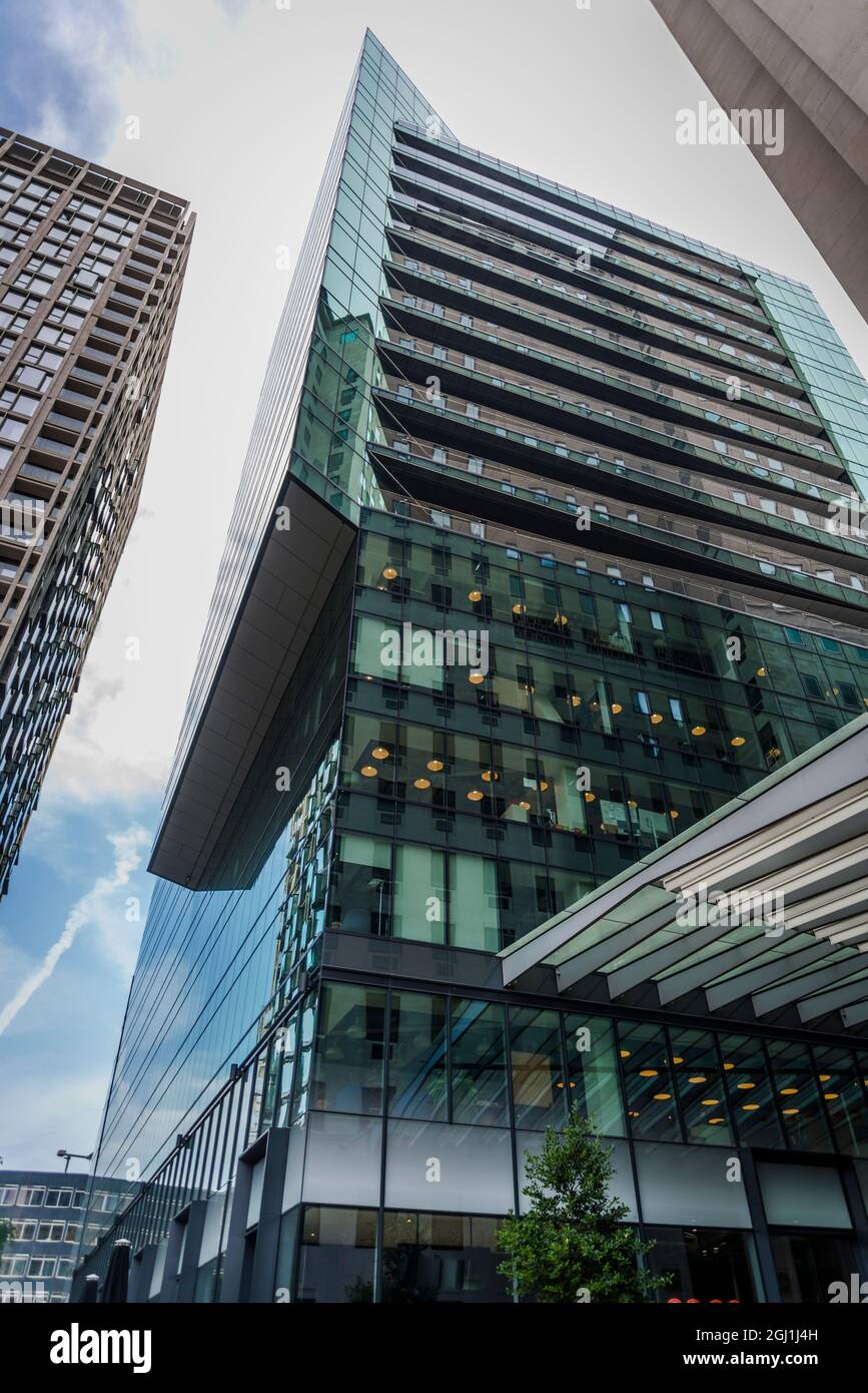 Neues Luxus-Mischnutzungsgebäude mit Wohnungen, Büro- und Einzelhandelsflächen, Southbank Place, London, England, Großbritannien Stockfoto