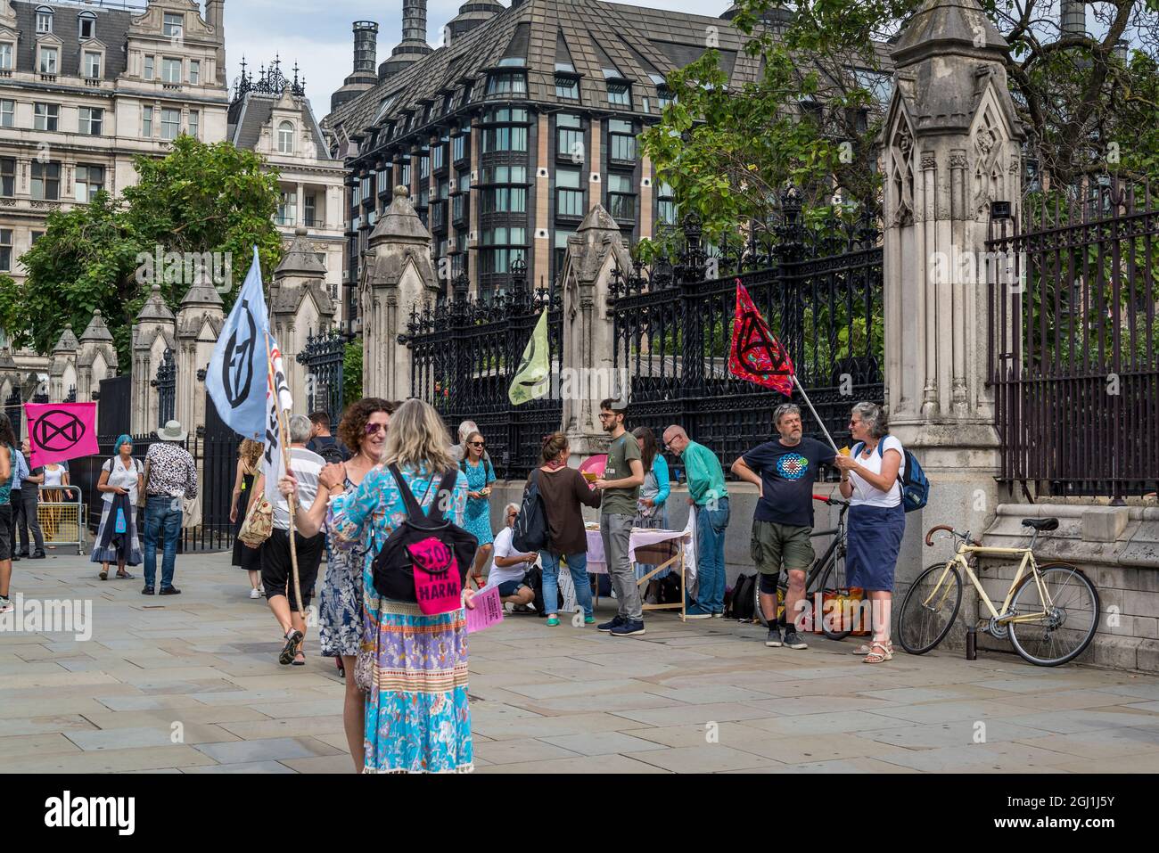 Extinction Rebellion Aktivisten vor dem Houses of parliament, Parliament Square, London, England, Großbritannien Stockfoto