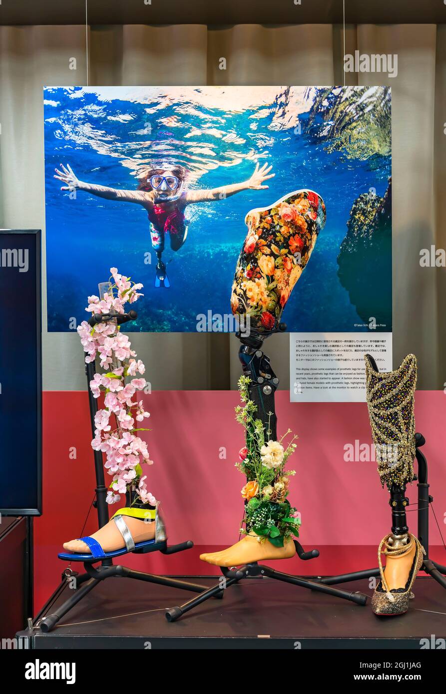 tokio, japan - august 30 2021: Paramedizinische Prothese oder prothetische Beine, geschmückt mit Blumen und Schmuck, die als Modeartikel von Amputierten und Disablen verwendet werden Stockfoto