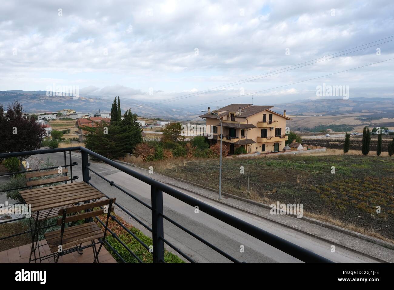 San Bartolomeo in Galdo (Benevento), Italien - Süditalien: Blick von der Terrasse des Hotels. Blick auf einen überdachten Hügel mit Weinbergen, Olivenhainen Stockfoto