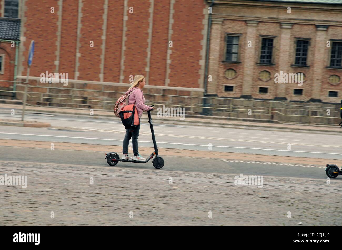 Kopenhagen, Dänemark.,08 September 2021 /Touristen und nicht Touristen  fahren Elektroroller in der dänischen Hauptstadt für schnelles  transportsystem und billiger zu Stockfotografie - Alamy