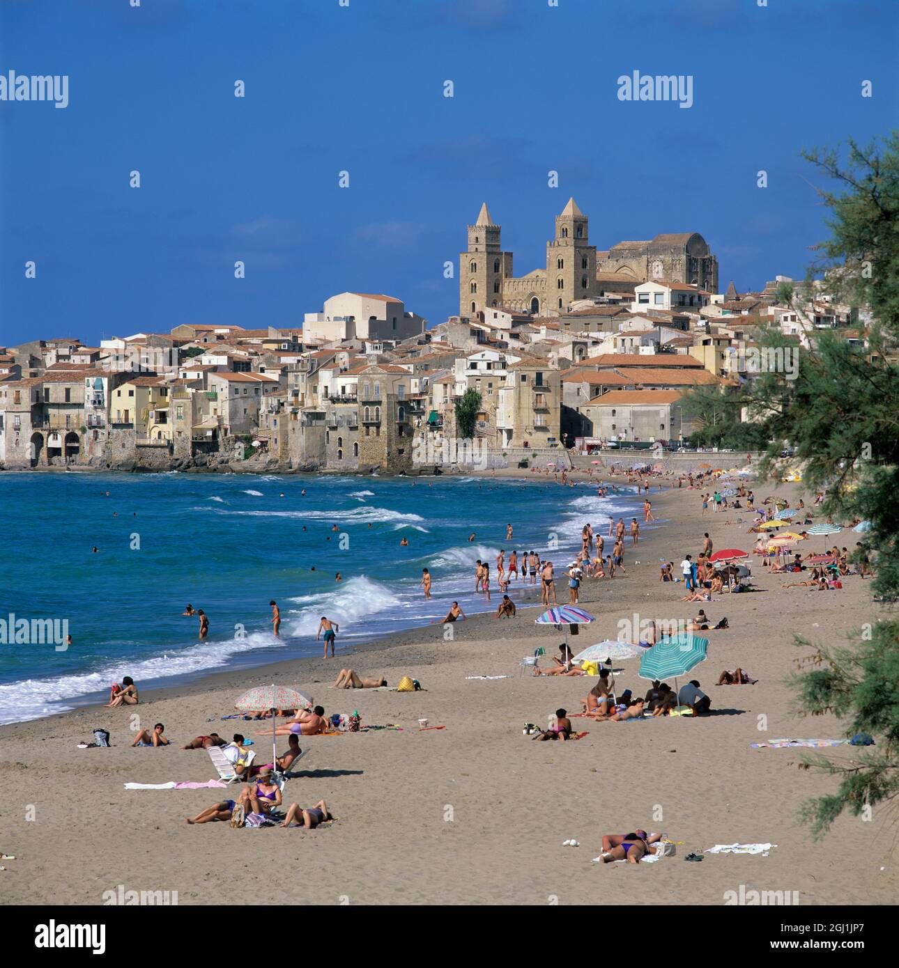 Sommer Blick auf den Strand, Cefalu, Sizilien, Italien Stockfoto