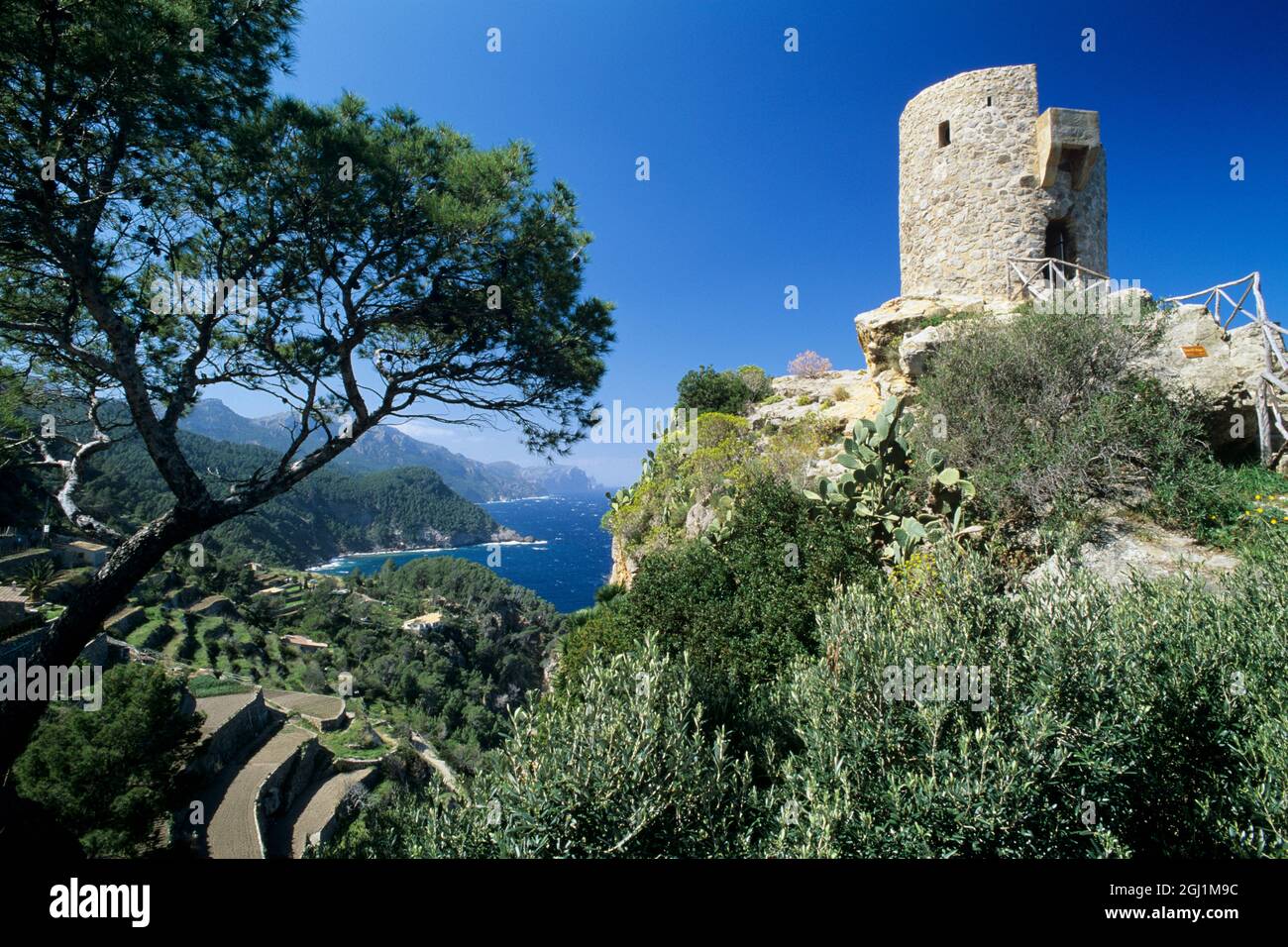 Torre del Verger Aussichtsturm und Nordküstenlandschaft, in der Nähe von Banyalbufar, Mallorca, Balearen, Spanien, Europa Stockfoto