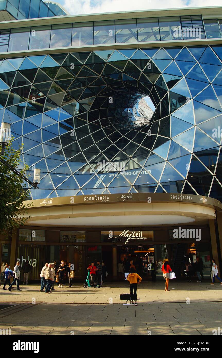 Haupteingang des Einkaufszentrums MyZeil in Frankfurt Stockfoto