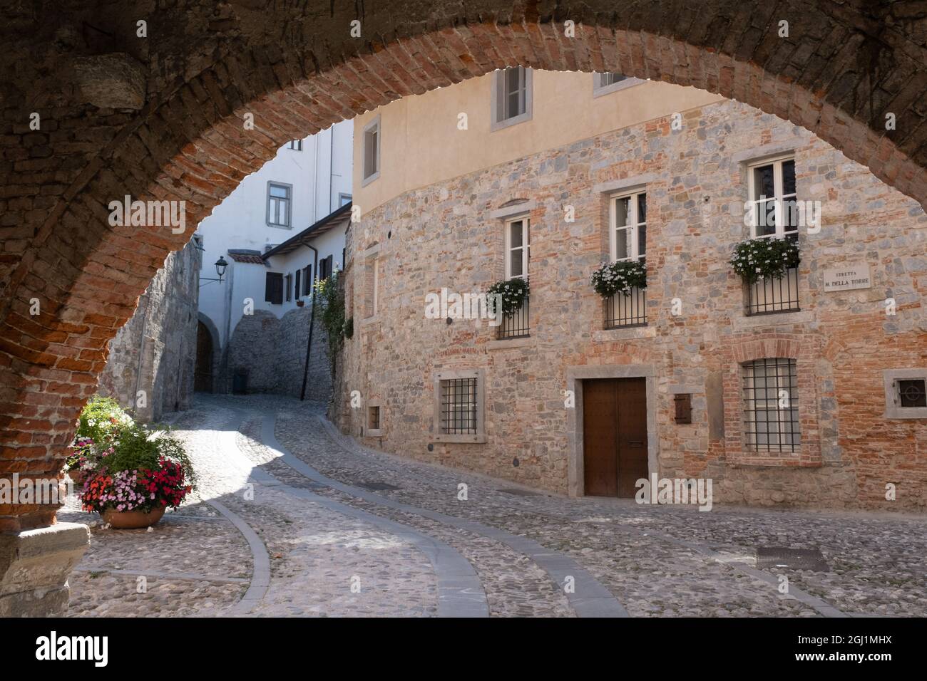 Cividale del Friuli (Udine), Italien - Norditalien Leben im Zentrum der mittelalterlichen lombardischen Stadt. Spaziergang durch enge Gassen und Mauern Stockfoto