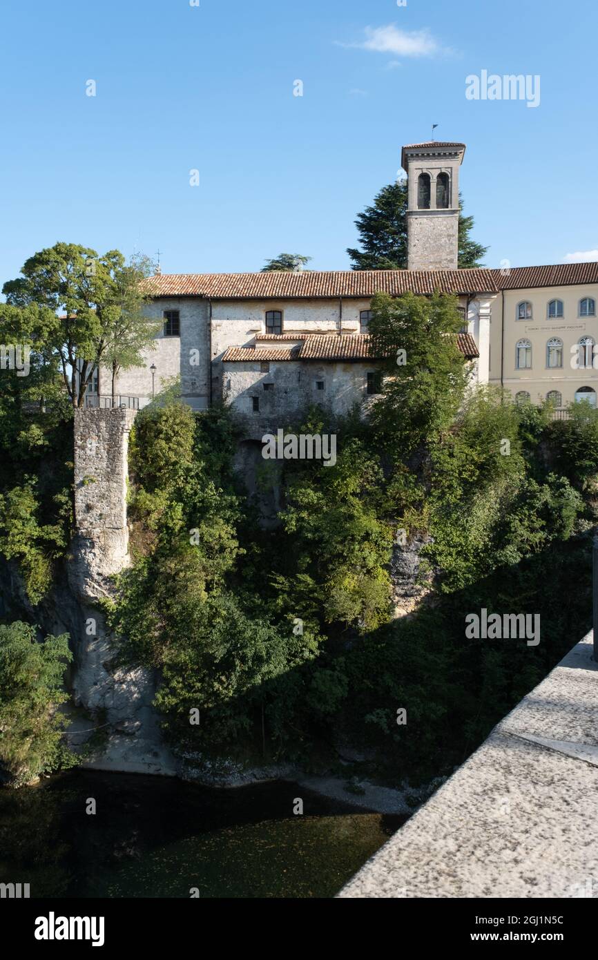 Cividale del Friuli (Udine), Italien - Norditalien Leben im Zentrum der mittelalterlichen lombardischen Stadt. Blick von der Devil's Bridge auf den Natisone River. Stockfoto