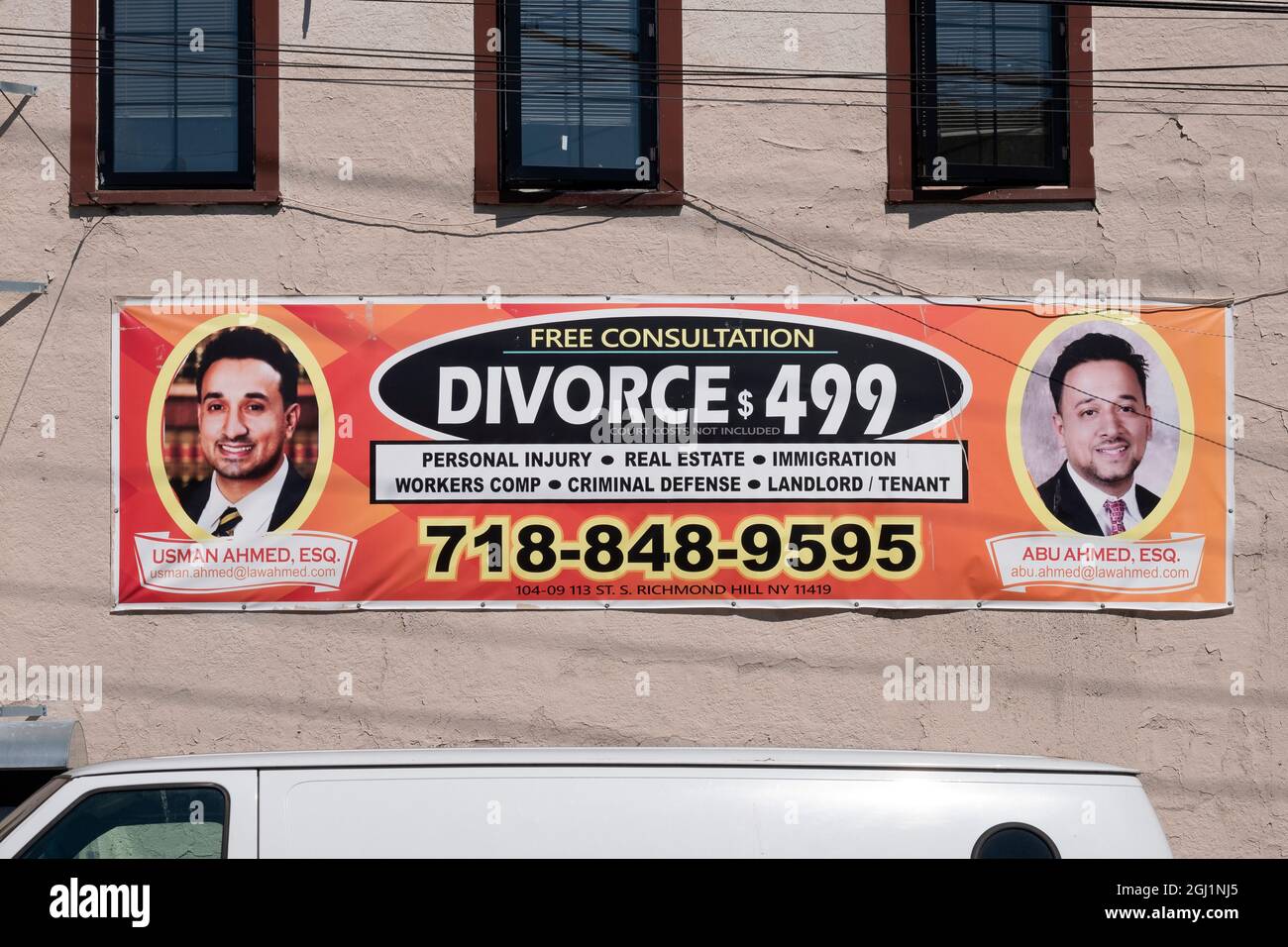 RABATT SCHEIDUNG. Ein Schild in South Richmond Hill, Queens für preiswerte Scheidungen. Beachten Sie den Kleingedruckter. Stockfoto